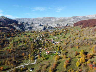 Jesen u planinama, snimak dronom. Planina Bjelašnica i selo Umoljani.