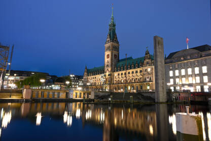 Hamburg, Njemačka. Zgrada gradske Vijećnice i glavni gradski trg noću.