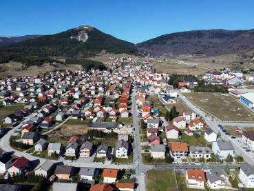 Kupres, BiH, snimak dronom. Kupres, Bosna i Hercegovina, snimak dronom. Panorrama grada. Kuće, ulice i zgrade.