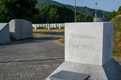 Srebrenica, Bosna i Hercegovina: Memorijalni centar Potočari. Groblje identifikovanih ubijenih žrtava u genocidu u Srebrenici 1995. godine.