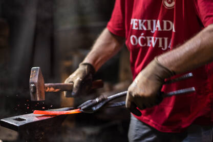 Oćevija, živopisno selo u vareškom kraju možda je i posljednje u Evropi koje je do danas, u vrijeme modernih tehnika i fabrika, sačuvalo tradicionalni, srednjovjekovni način kovanja željeza.