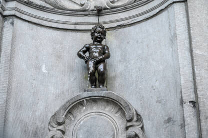 Maneken Pis, simbol Brisela, Belgija. Čuvena znamenitost, skulptura od bronce i fontana u centru grada.
