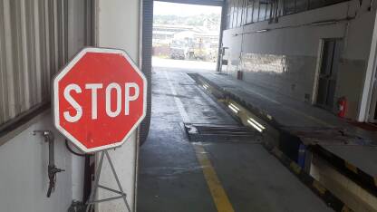 Znak stop u prostoru za tehnički pregled automobila