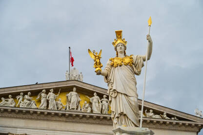 Beč, Austrija: Zgrada austrijskog parlamenta u Beču. Kip Atene, grčke boginje mudrosti, rata i mira.