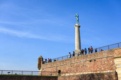 Statua Pobjednika na Kalemegdanu, Beograd, Srbija. Simbol Beograda. Spomenik. Grupa turista u starom gradu.