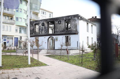 Spaljena Hadži Pašina džamija u Brčkom Hadži Pašina džamija, poznatija kao Drvenija džamija, potpuno uništena u požaru