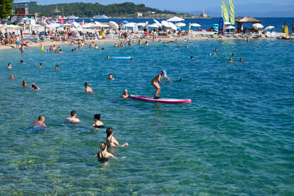 Makarska, Hrvatska: Ljudi uživaju na moru. Ljetni praznici. Turisti u moru.