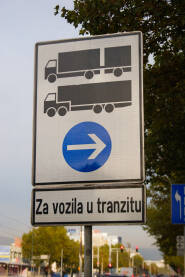 Saobraćajni znak za vozila u tranzitu.  
Signalizacija u grada.