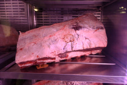 Goveđe meso koje odležava u frižideru restoranu.  Odležani biftek.