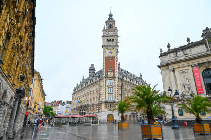 Lille, Francuska: Zgrade na trgu. Lille, Francuska: Zgrade na trgu. Zgrada trgovinske komora Lillea, poznata i kao Nova berza.