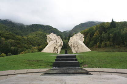 Spomenik Bitke na Sutjesci rana jesen