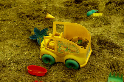 Žuti kamiončić sa igračkama za pijesak