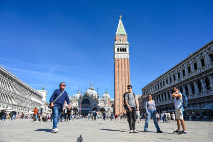 Turisti u Veneciji, Italija. Glavni gradski trg u centru grada. Trg svetog Marka.