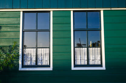 Prozori na tipičnoj nizozemskoj kući. Arhitektura u Nizozemskoj.