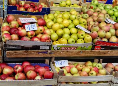 Štand na tržnici sa jabukama.