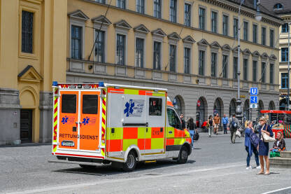 Minhen, Njemačka. Automobil hitne pomoći na ulici u Njemačkoj. Broj za hitne slučajeve.