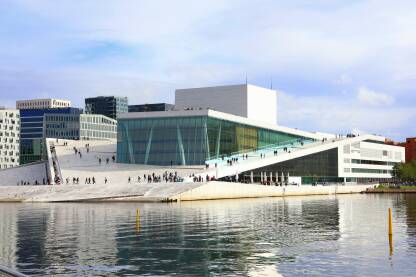 Zgrada opere u Oslu. Opera u Oslu dom je Norveške nacionalne opere i baleta i Nacionalnog kazališta Norveške. Zgrada se nalazi u četvrti Bjervika u središtu Osla, na vrhu Oslofjorda.