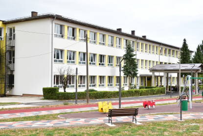 Osnovna škola "Pale" jedna je od ukupno tri osnovne škole na teritoriji opštine Pale.