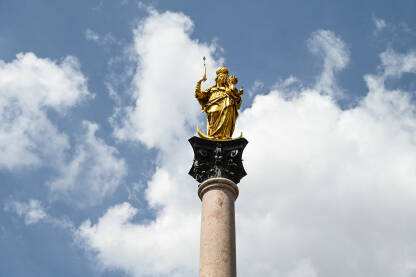 München, glavni grad njemačke pokrajine Bavarske. Spomenik u centru grada. Statua Marie na Marienplatzu. Mariensäule.