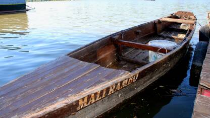 Drveni čamac na rijeci Savi