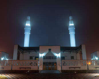 Prinčeva džamija u Tuzli u večer sa upaljenim svjetlima