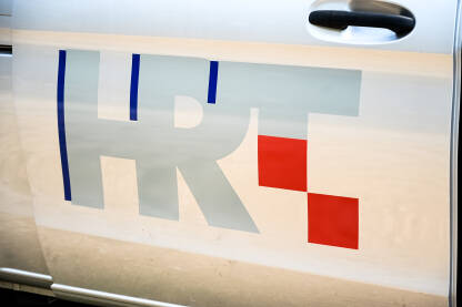 Simbol Hrvatske radio televizije na autu. HRT logo.