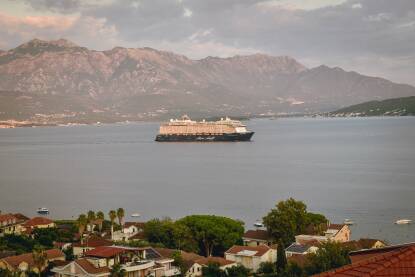 Brod iz flote TUI Cruises – Mein Schiff isplovljava iz Boke kotorske.