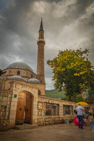 Baščaršijska džamija u Sarajevu, fotografisana u trenutku poslije kiše. Zvanični naziv, ove sakralne građevine, je džamija Havadže Duraka i predstavlja njegovu zadužbinu. Izgrađena je 1528. godine.