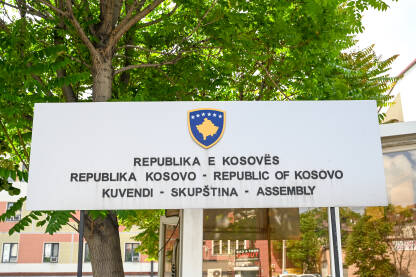 Priština, Kosovo: Skupština Kosova. Tabla sa natpisom: Republika Kosovo. Grb Kosova.