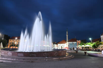Tuzla, Bosna i Hercegovina: Fontana na glavnom trgu u centru grada noću.