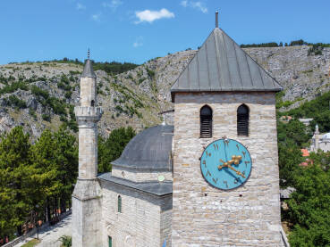 Džamija, minaret i sahat kula. Džamija hadži Ahmeta Dukatara, Livno. Sat na džamiji. Džamija, minaret i sahat kula. Džamija hadži Ahmeta Dukatara, Livno, BiH. Izgrađena oko 1562. godine.