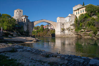 Poznata turistička atrakcija,
Stari most u Mostaru, sa pripadajućim kulama. Rijeka Neretva. Dio starog grada u Mostaru, BiH.