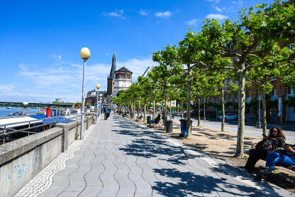 Dusseldorf, Njemačka: šetalište uz rijeku Rajnu.