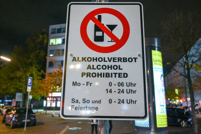 Zabranjeno konzumiranje alkohola na javnim mjestima. Simbol zabrane konzumiranja alkohola na ulici u gradu u Njemačkoj.