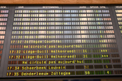 Prikaz voznog reda u modernoj željezničkoj stanici. Ažuriranja odlazaka i dolazaka vozova u stvarnom vremenu na željezničkoj stanici. Informativna tabla sa polascima i odlascima vozova