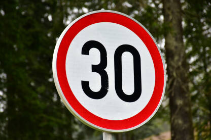 Saobraćajni znak sa ograničenjem brzine na putu do trideset kilometara na čas.