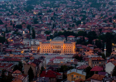 Sarajevo iz zraka u večer, sa fokusom na gradsku Vijećnicu