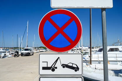 Znak zabrane parkiranja. Simbol vozila "pauk" na ulici.