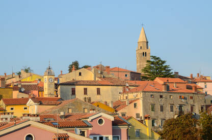 Labin, prekrasan stari grad u Istri, Hrvatska. Stare kuće, crkveni toranj, gradske zidine i šarene fasade na vrhu brda.