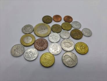 Razne kovanice, cent, lipe..