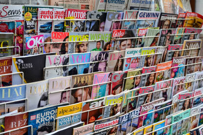 Novine i časopisi na kiosku u Austriji.  Sedmični i mjesečni magazini na štandu.