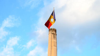 Zastava rumunjske revolucije na spomeniku. Rumunija.