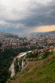 Kišoviti dan  sa dramatičnim  nebom i pogled na Sarajevo.