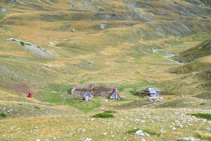 Pastirske kuće i štale na planini Durmitor, Crna Gora. Katuni na planini u jesen.