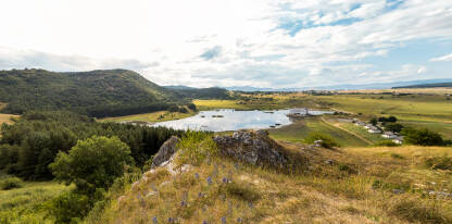 Jezero Hrast, Glamoč - panorama Jezero Hrast nalazi se u Glamočkom polju, na nadmorskoj visini 920 m. Udaljeno je 3 km od centra Glamoča, sa površinom od 25.000 m2.
