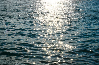 Odraz sunca na površini mora. Valovi na moru.