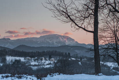 Pogled na planinu Treskavicu u smiraj dana. Zalazak sunca i zimski pejzaž.