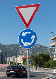 Saobraćajni znak za kružni tok i ukrštanje sa putem sa prvenstvom prolaza
