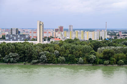Bratislava, Slovačka: panoramski pogled na grad. Rijeka Dunav.