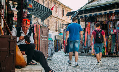 Turisti šetaju kroz Mostar